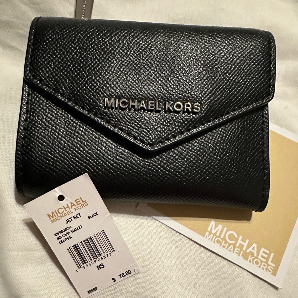 Michael Kors trifold leather wallet with silver hardware. A everyday use.